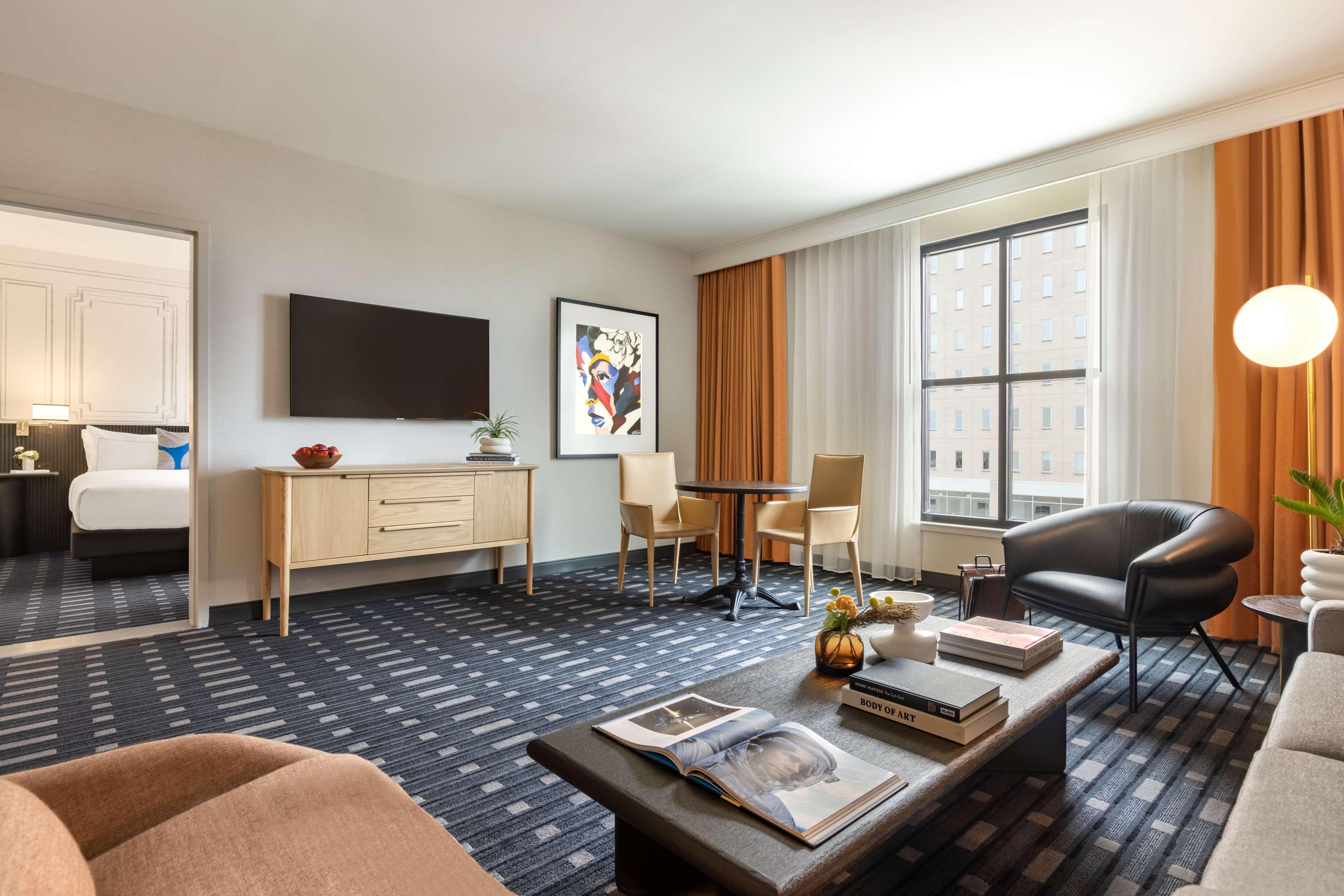 106 Jefferson Huntsville, Curio Collection By Hilton Luaran gambar