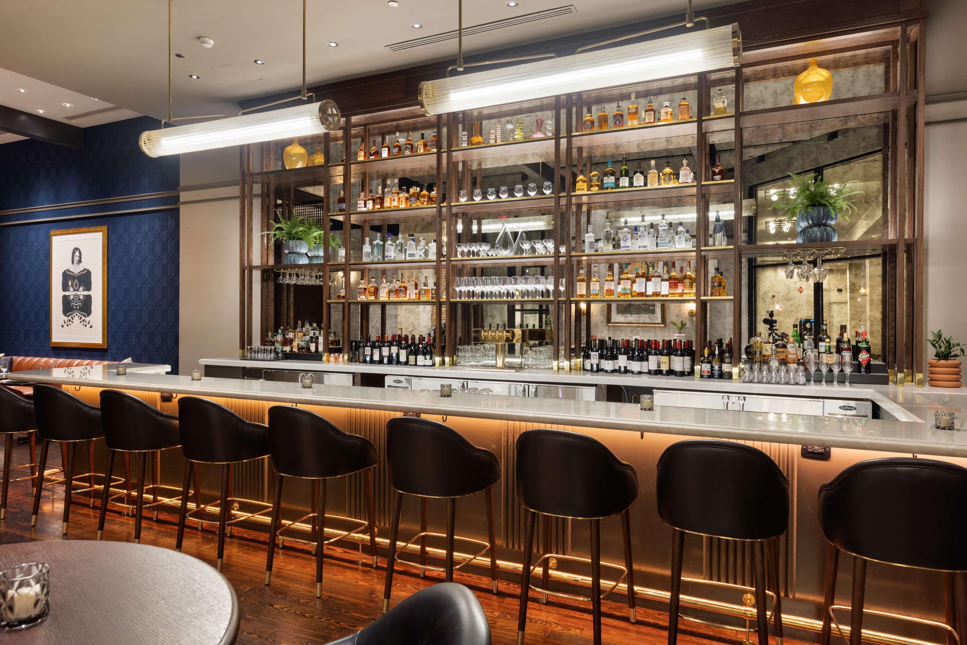 106 Jefferson Huntsville, Curio Collection By Hilton Luaran gambar