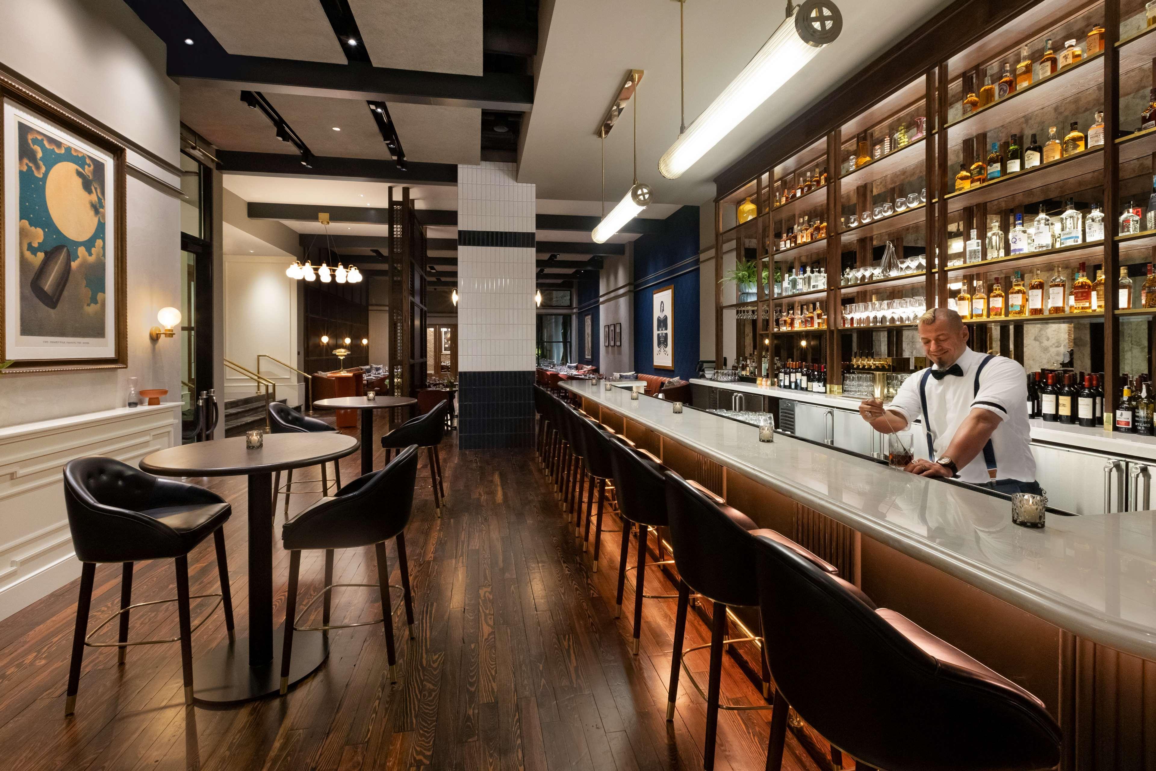 106 Jefferson Huntsville, Curio Collection By Hilton Luaran gambar
