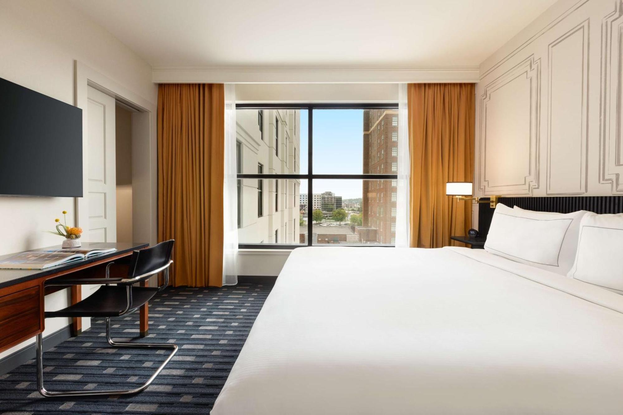 106 Jefferson Huntsville, Curio Collection By Hilton Luaran gambar
