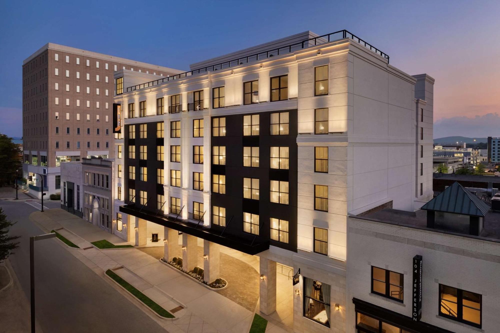 106 Jefferson Huntsville, Curio Collection By Hilton Luaran gambar