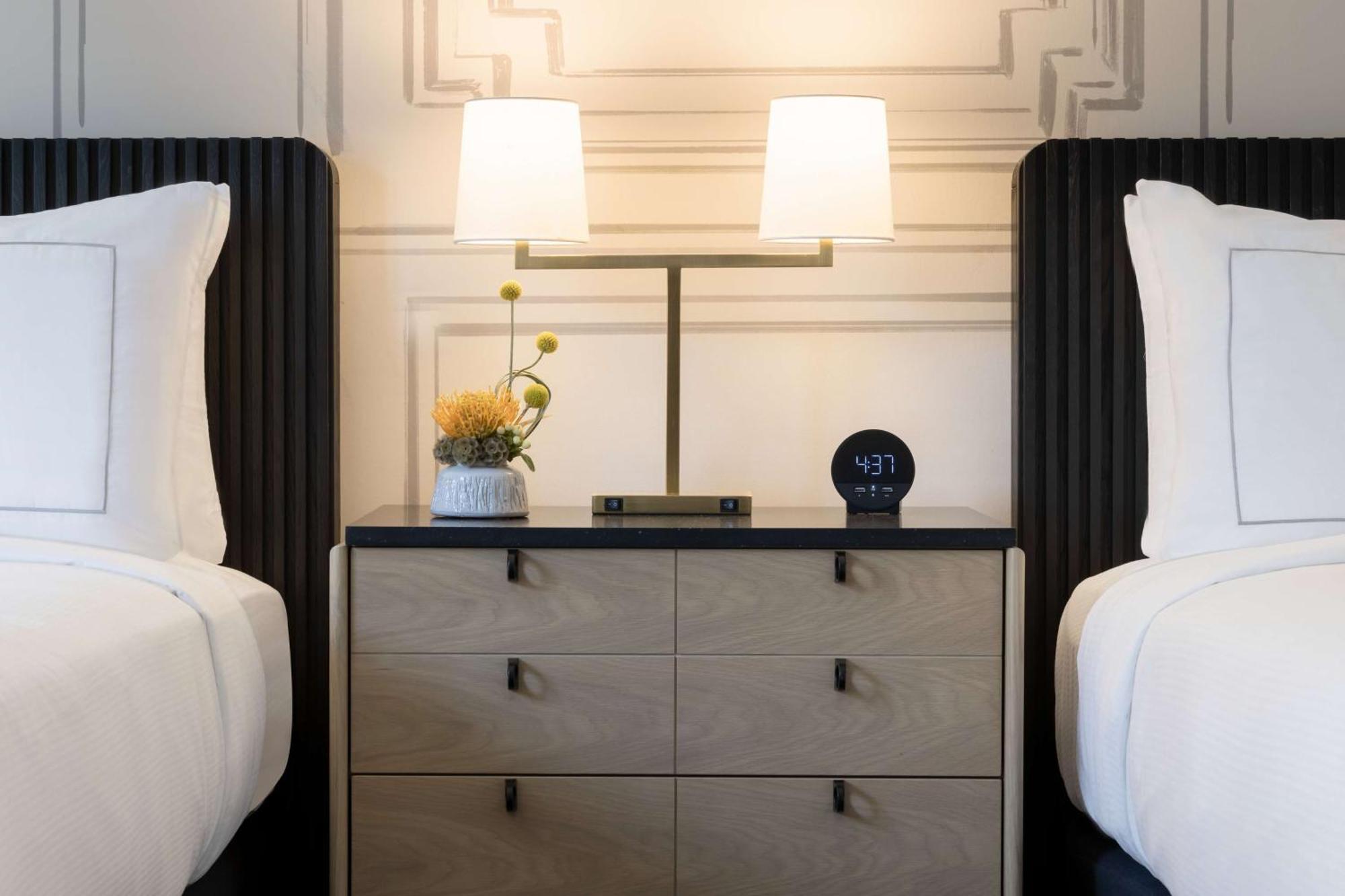 106 Jefferson Huntsville, Curio Collection By Hilton Luaran gambar