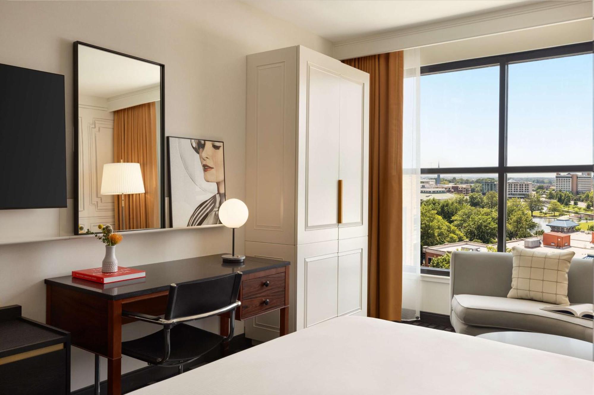 106 Jefferson Huntsville, Curio Collection By Hilton Luaran gambar