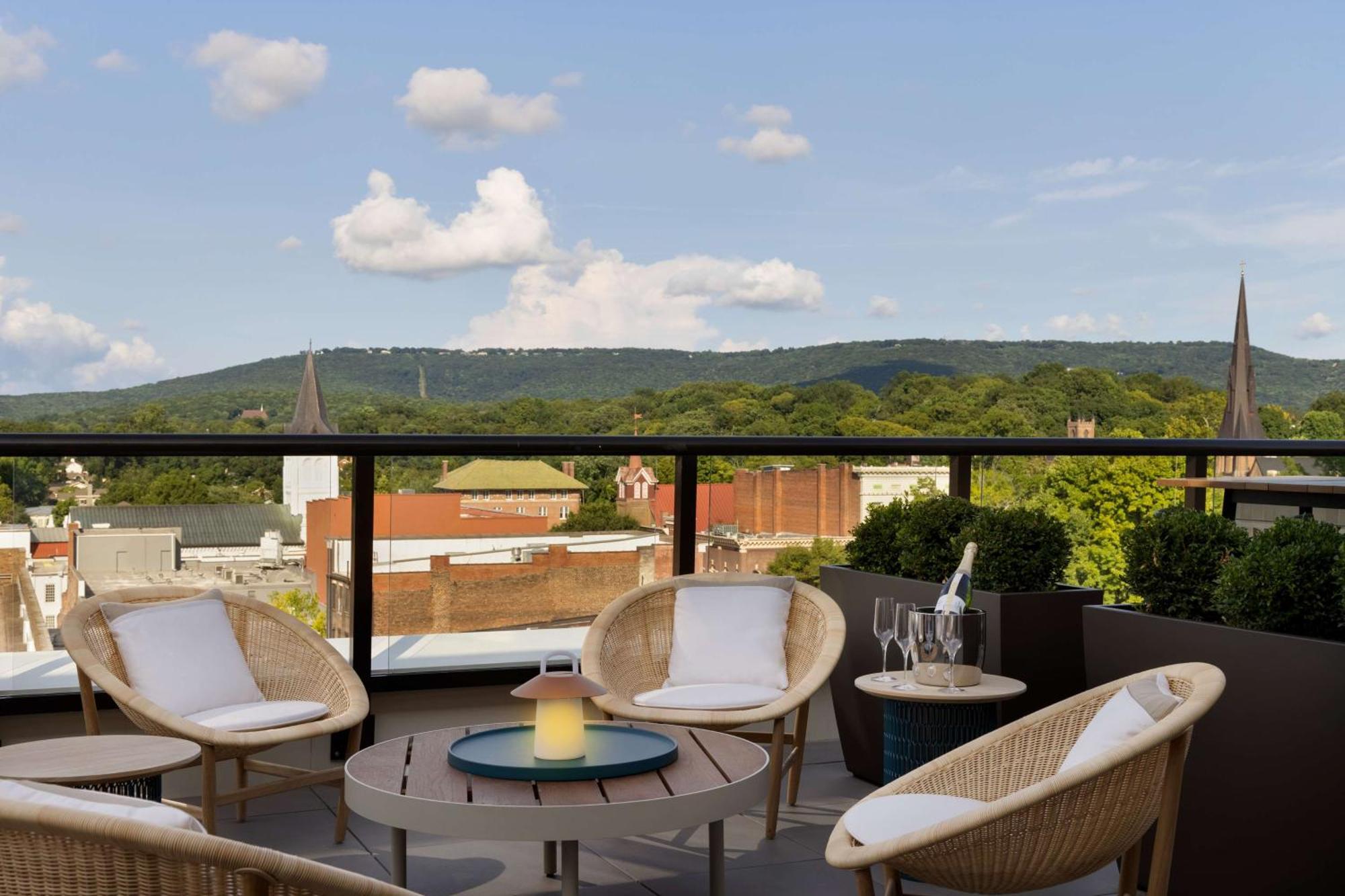 106 Jefferson Huntsville, Curio Collection By Hilton Luaran gambar