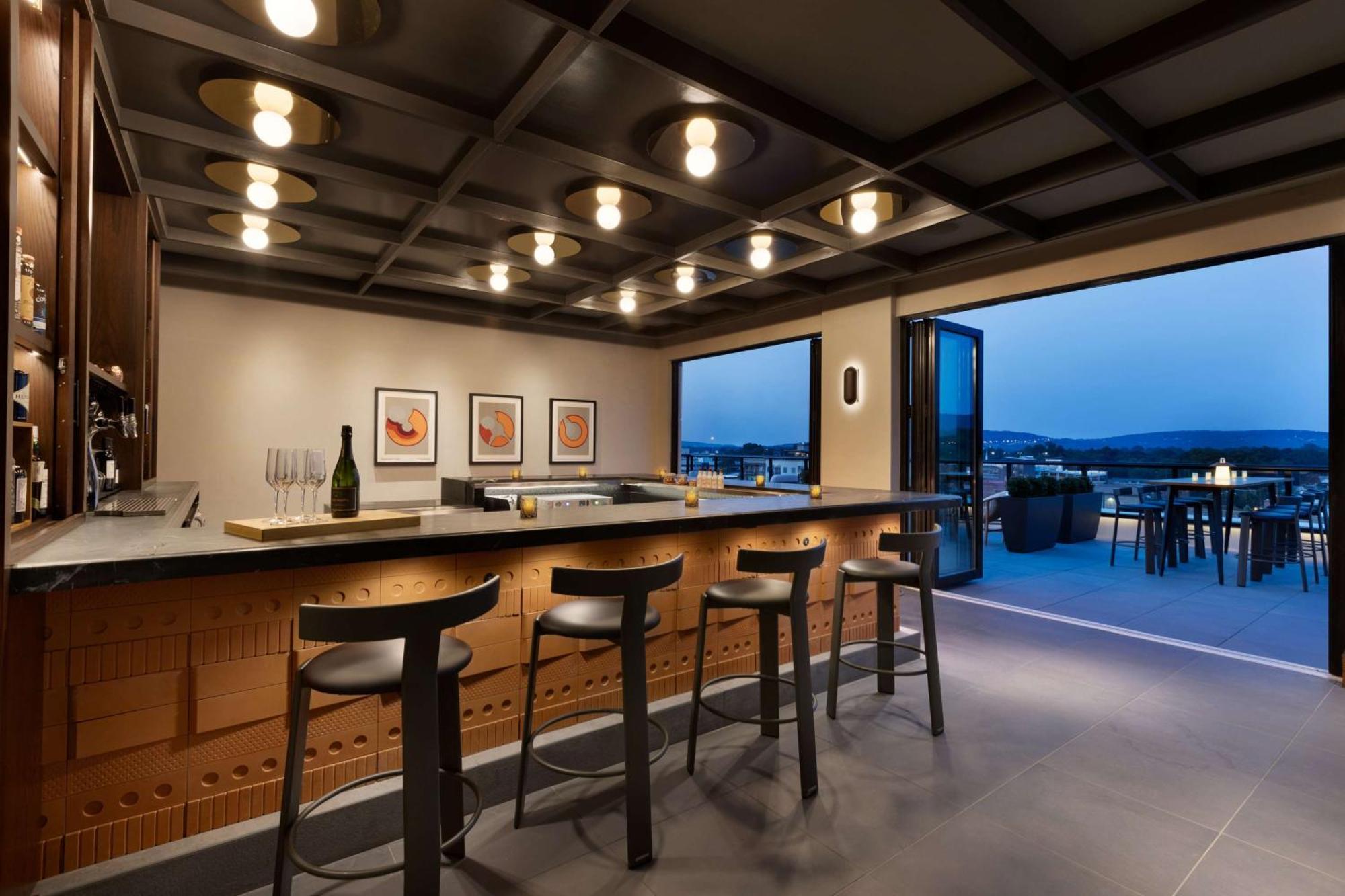 106 Jefferson Huntsville, Curio Collection By Hilton Luaran gambar