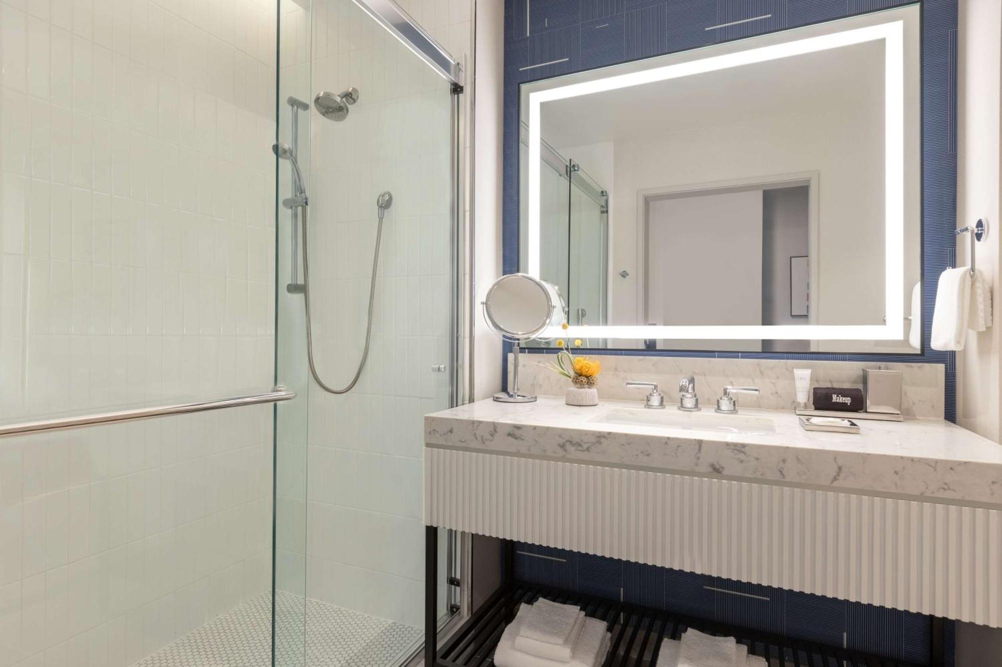 106 Jefferson Huntsville, Curio Collection By Hilton Luaran gambar