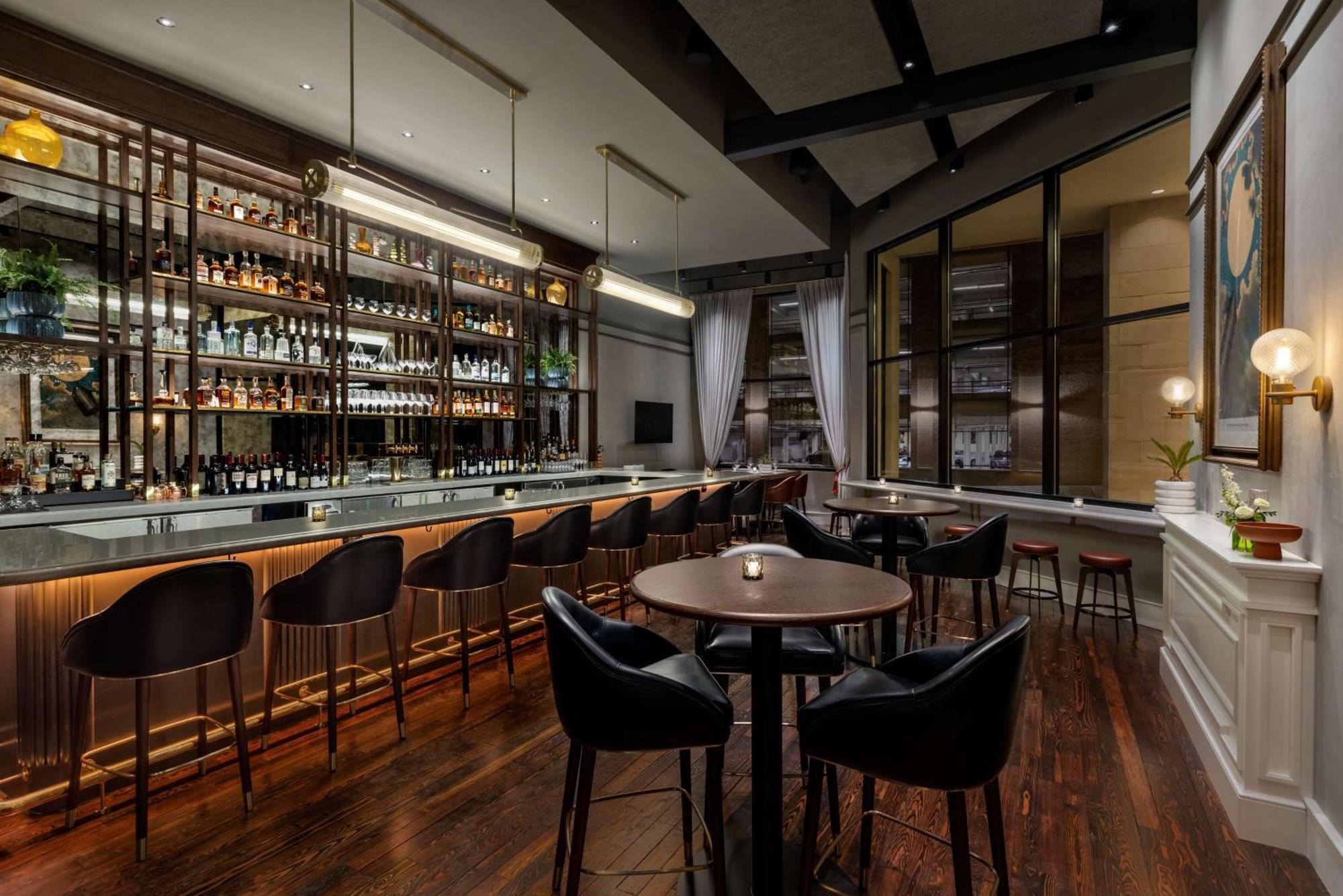 106 Jefferson Huntsville, Curio Collection By Hilton Luaran gambar
