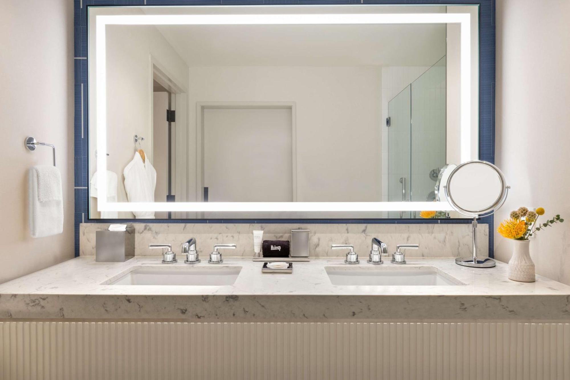 106 Jefferson Huntsville, Curio Collection By Hilton Luaran gambar