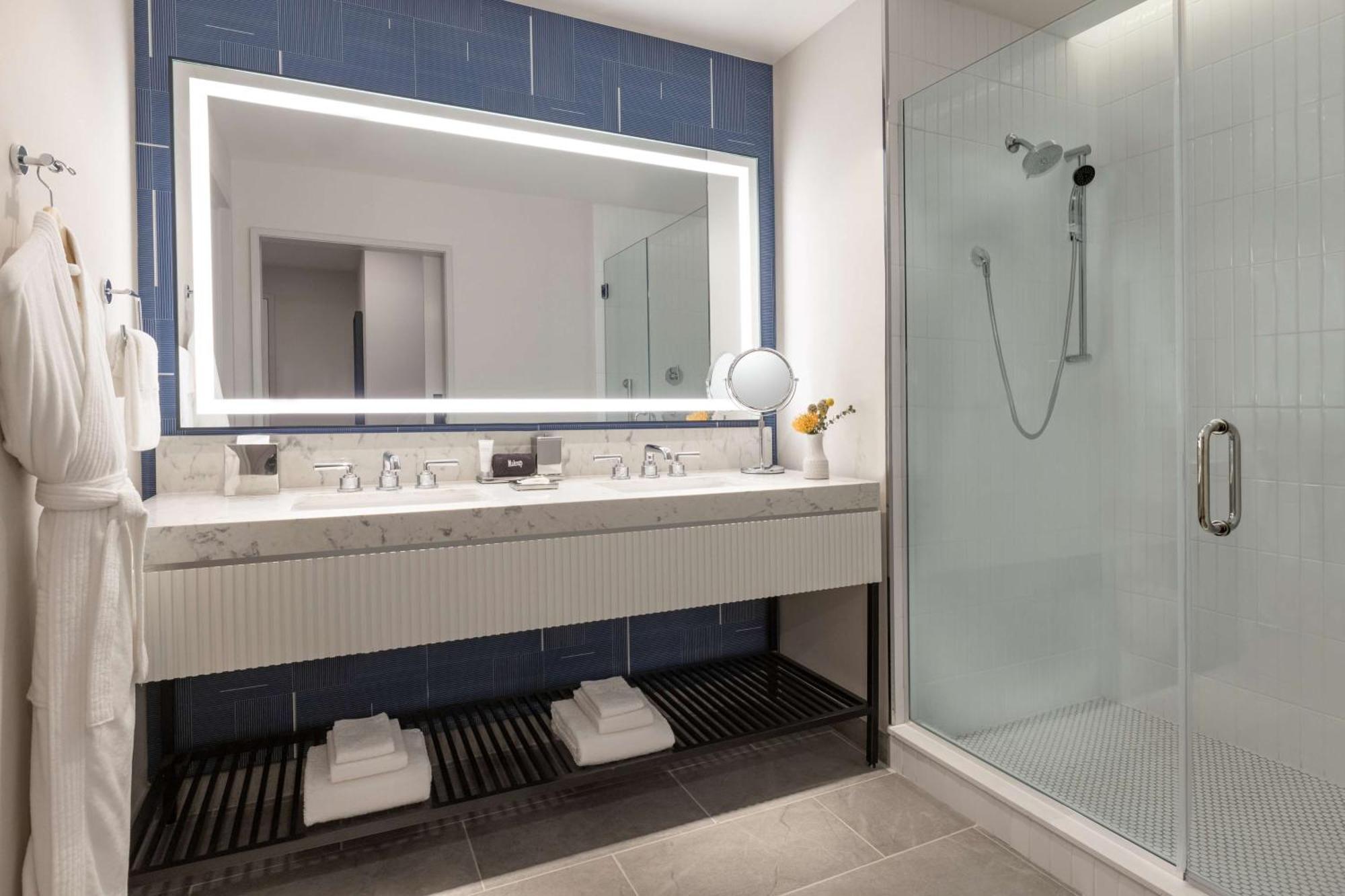 106 Jefferson Huntsville, Curio Collection By Hilton Luaran gambar