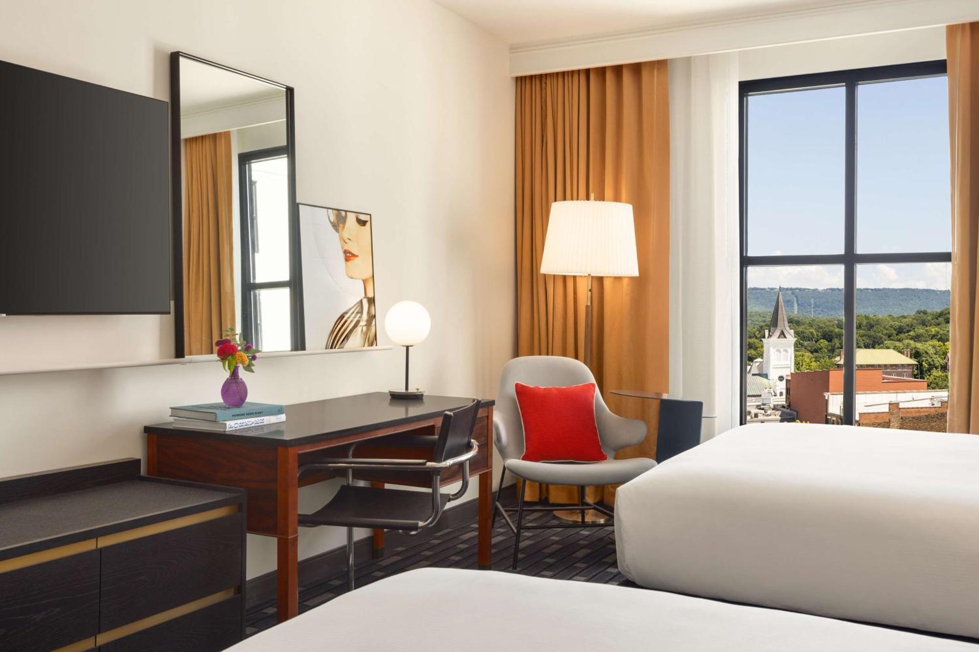 106 Jefferson Huntsville, Curio Collection By Hilton Luaran gambar