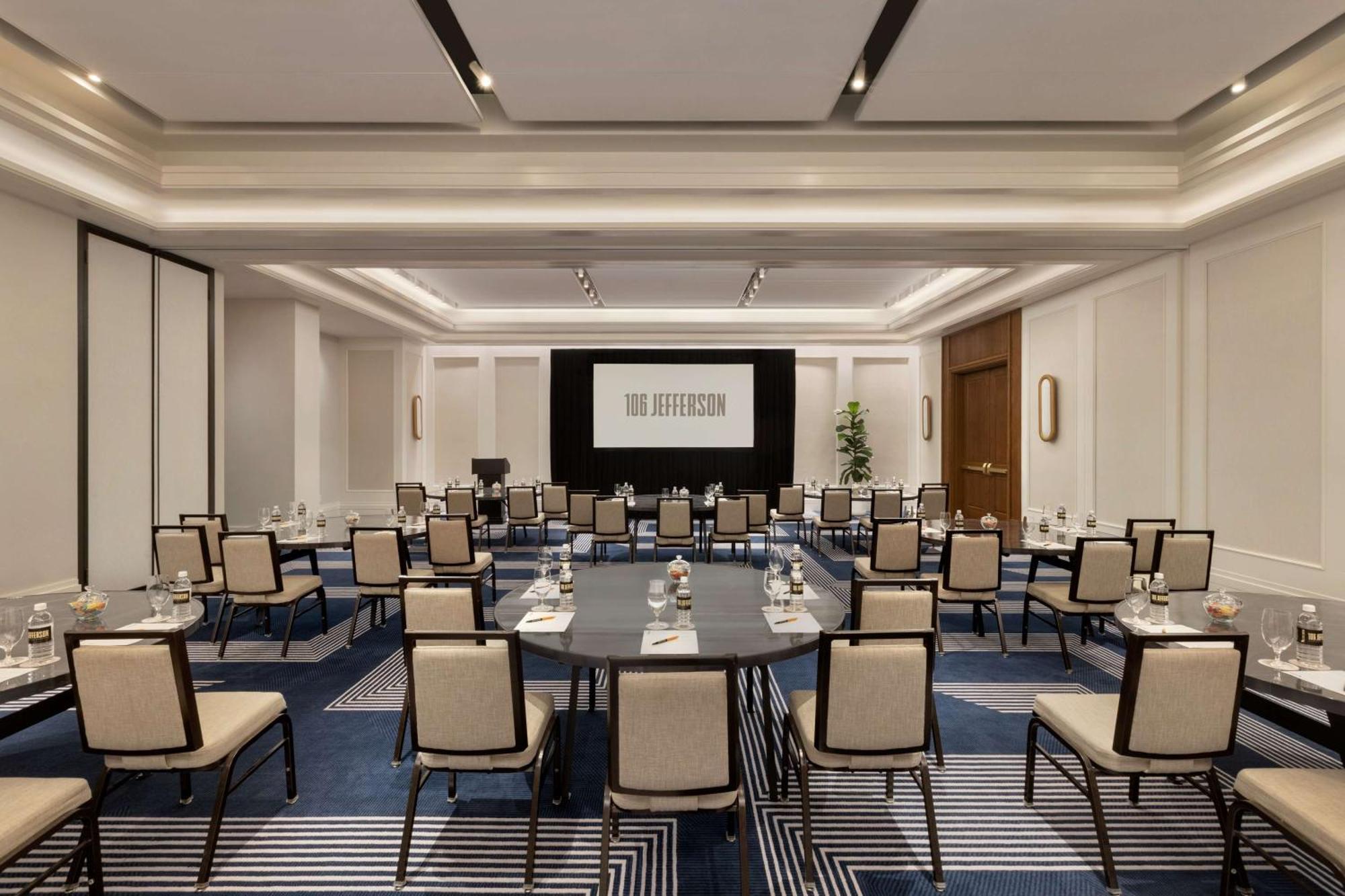 106 Jefferson Huntsville, Curio Collection By Hilton Luaran gambar
